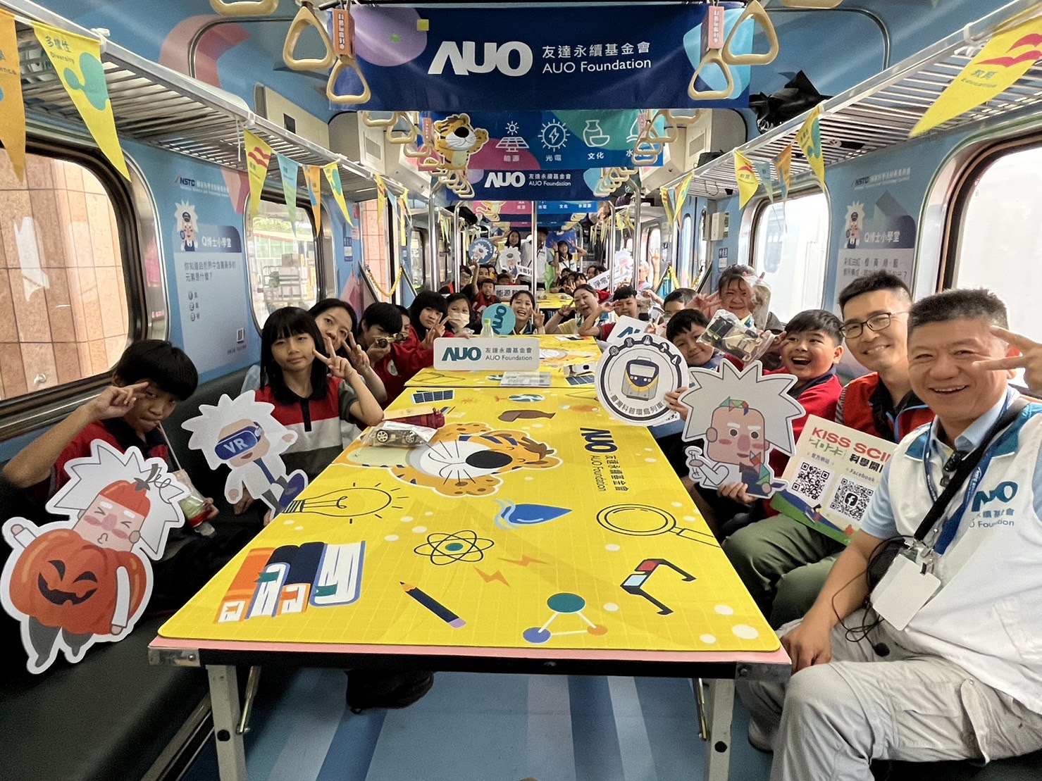 永續基金會參與「臺灣科普環島列車」，設計基礎科學車廂課程，以「淨零碳排和永續能源」為主題，讓學生透過創意實驗認識淨零知識，以及思考生活中的減碳行為