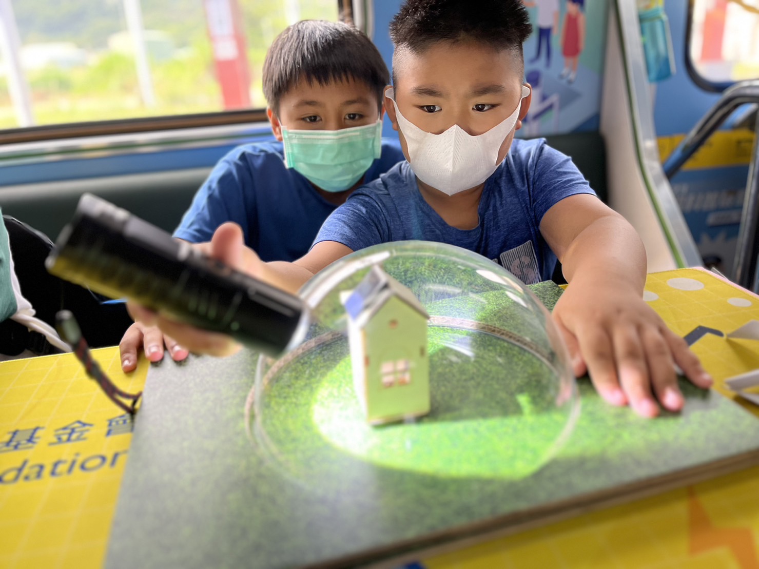 參與基礎科學主題車廂，以STEAM教學精神，設計「逐日科學家」、「太陽能工程師」以及「淨零建築師」三大能源科普課程和實驗